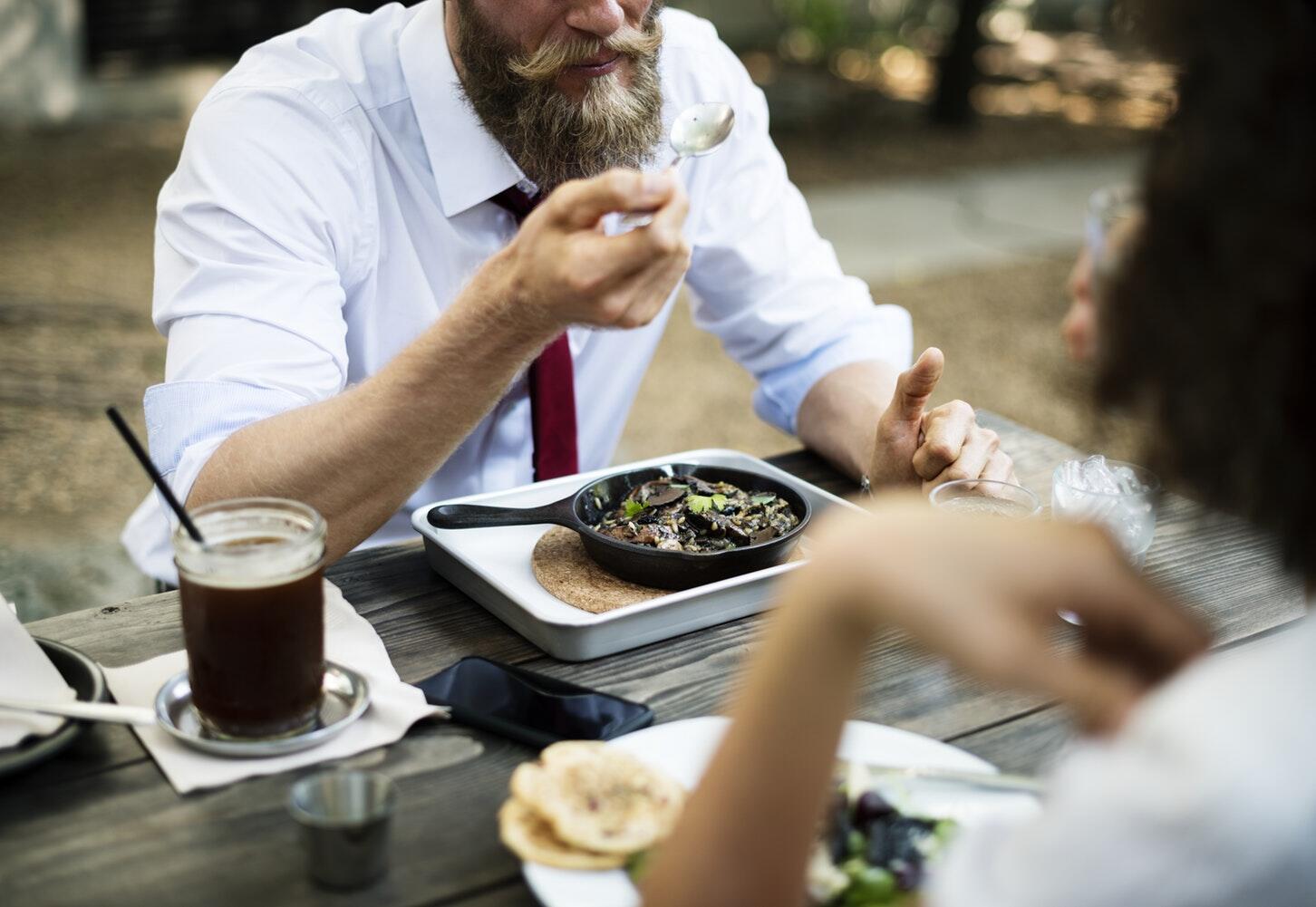 7 Cara Ini Bikin Badanmu Segar Setelah Makan, Gak Bakal Ngantuk