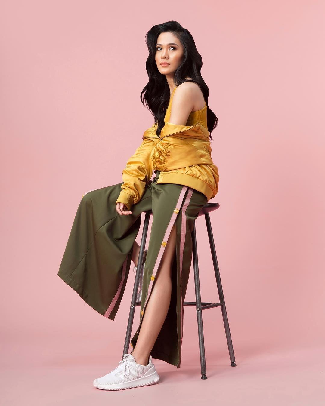 Gak Hanya Olahraga, 10 Mix & Match Track Jacket Buat Gaya Kekinian