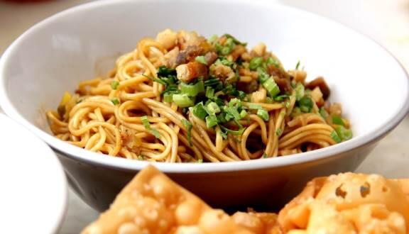 7 Kuliner Legendaris di Bandung, Makan Enak Sambil Nostalgiaan Nih
