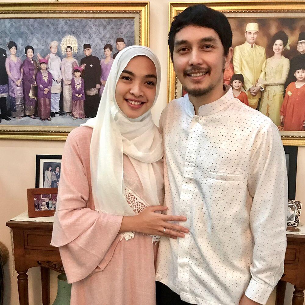 Berawal dari Cinlok, 10 Potret Harmonis Tika Bravani dan Dimas Aditya