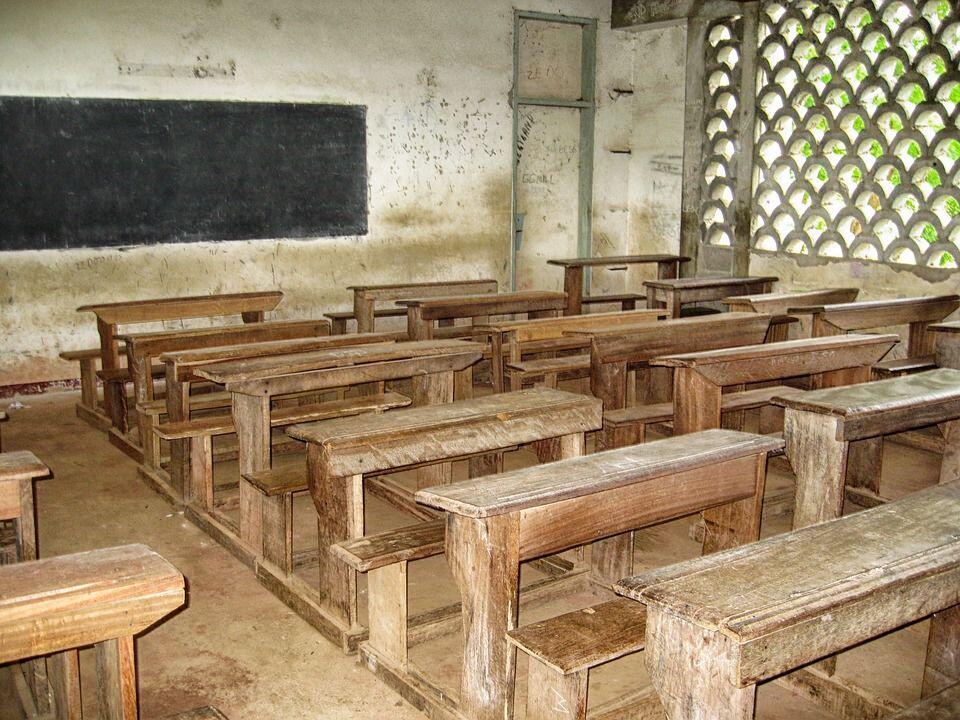 Miris, Siswa MTs di Lebak Belajar Sambil Duduk Beralaskan Tanah