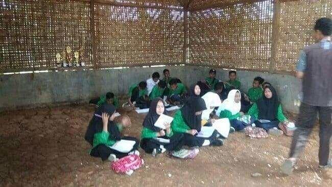 Miris, Siswa MTs di Lebak Belajar Sambil Duduk Beralaskan Tanah