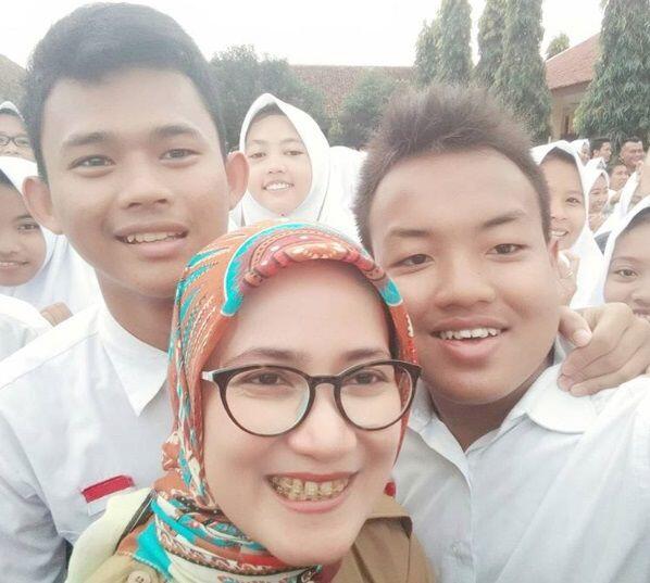 Miris, Siswa MTs di Lebak Belajar Sambil Duduk Beralaskan Tanah