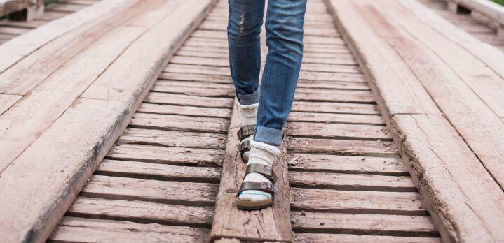 6 Sandal Tahun-90an yang Masih Hits Hingga Sekarang