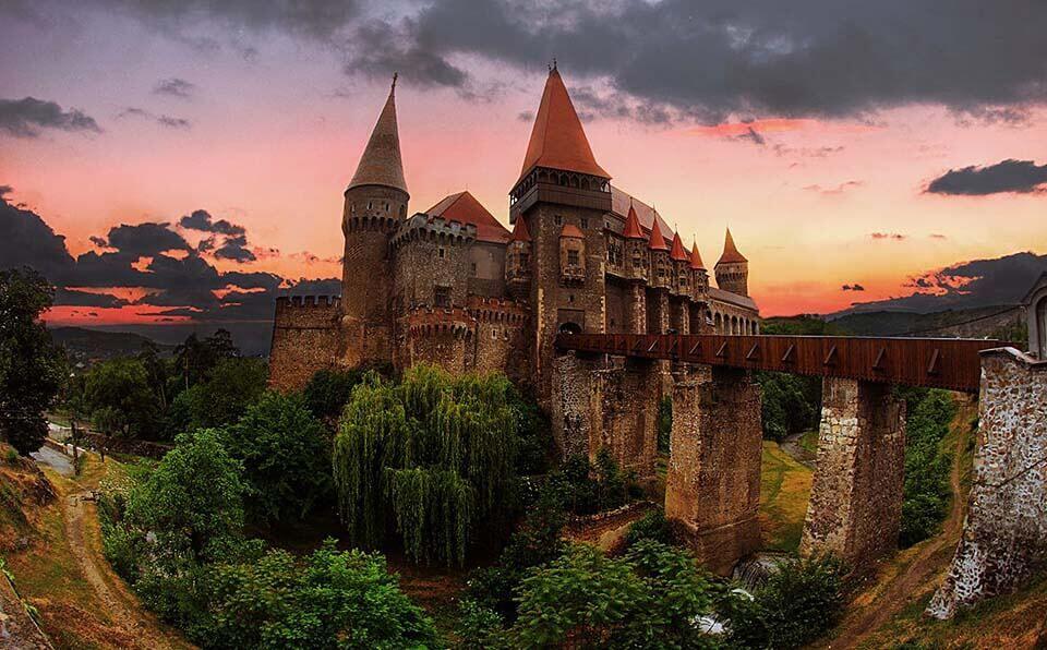6 Cerita yang Menyelimuti Corvin Castle, Tempat Angker di Film The Nun