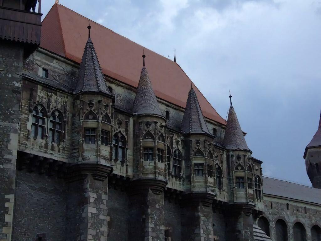 6 Cerita yang Menyelimuti Corvin Castle, Tempat Angker di Film The Nun