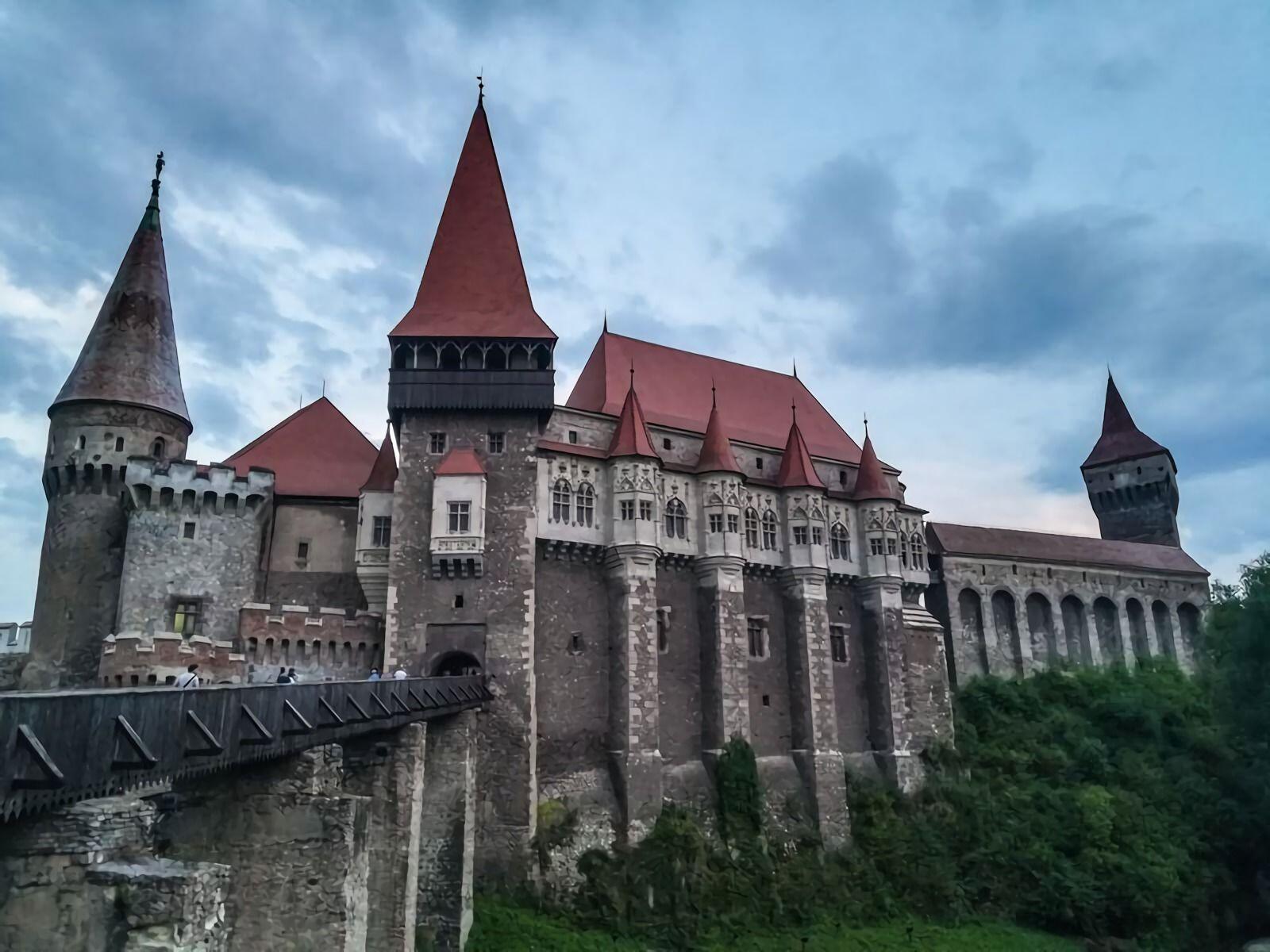 6 Cerita yang Menyelimuti Corvin Castle, Tempat Angker di Film The Nun