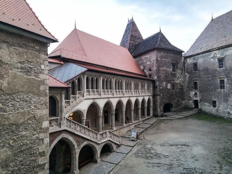 6 Cerita yang Menyelimuti Corvin Castle, Tempat Angker di Film The Nun