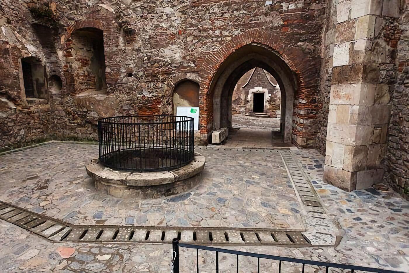 6 Cerita yang Menyelimuti Corvin Castle, Tempat Angker di Film The Nun