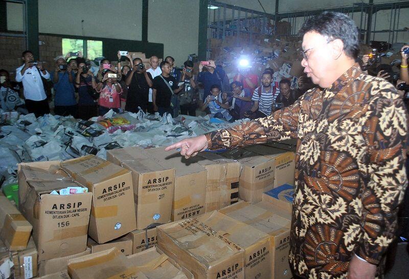 Ribuan E-KTP Tercecer di Hutan, Mendagri: Dianggap Sampah oleh Staf