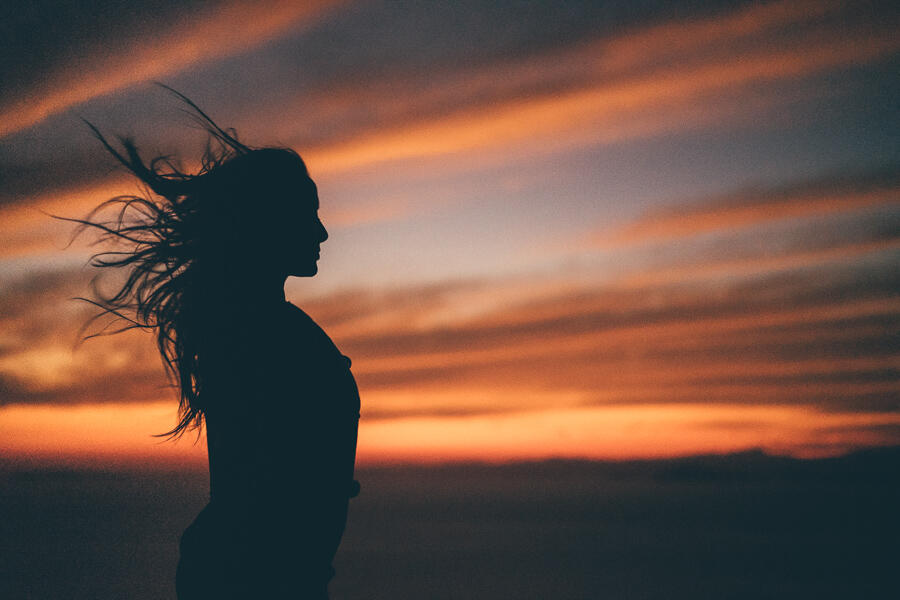 10 Lokasi Terbaik Menikmati Sunset di Indonesia, Memesona Banget!