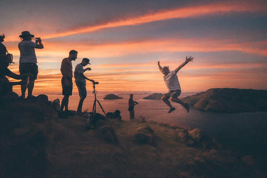 10 Lokasi Terbaik Menikmati Sunset di Indonesia, Memesona Banget!