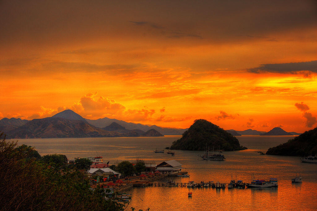 10 Lokasi Terbaik Menikmati Sunset di Indonesia, Memesona Banget!
