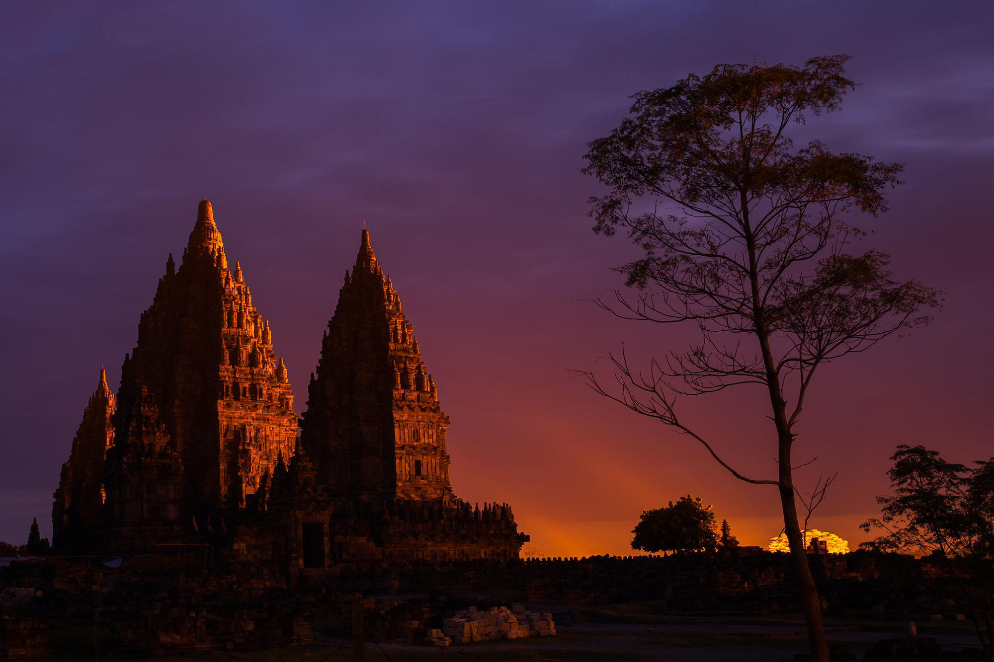 10 Lokasi Terbaik Menikmati Sunset di Indonesia, Memesona Banget!