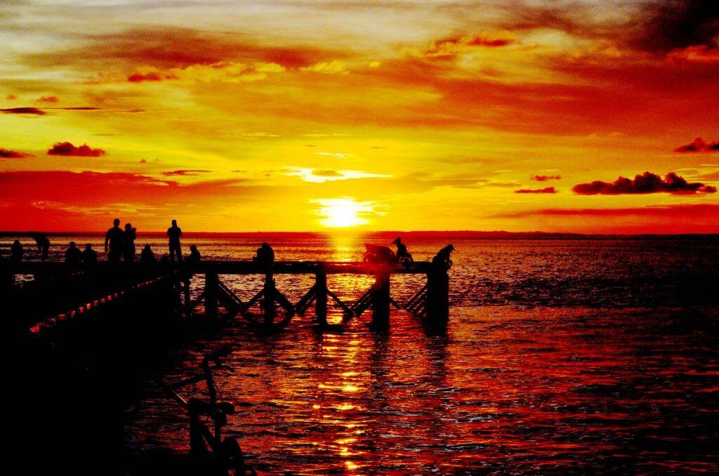 10 Lokasi Terbaik Menikmati Sunset di Indonesia, Memesona Banget!
