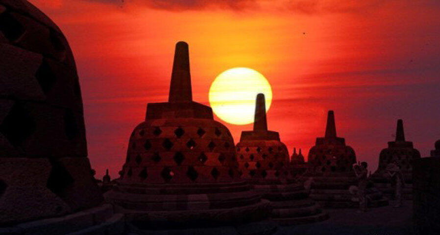 10 Lokasi Terbaik Menikmati Sunset di Indonesia, Memesona Banget!