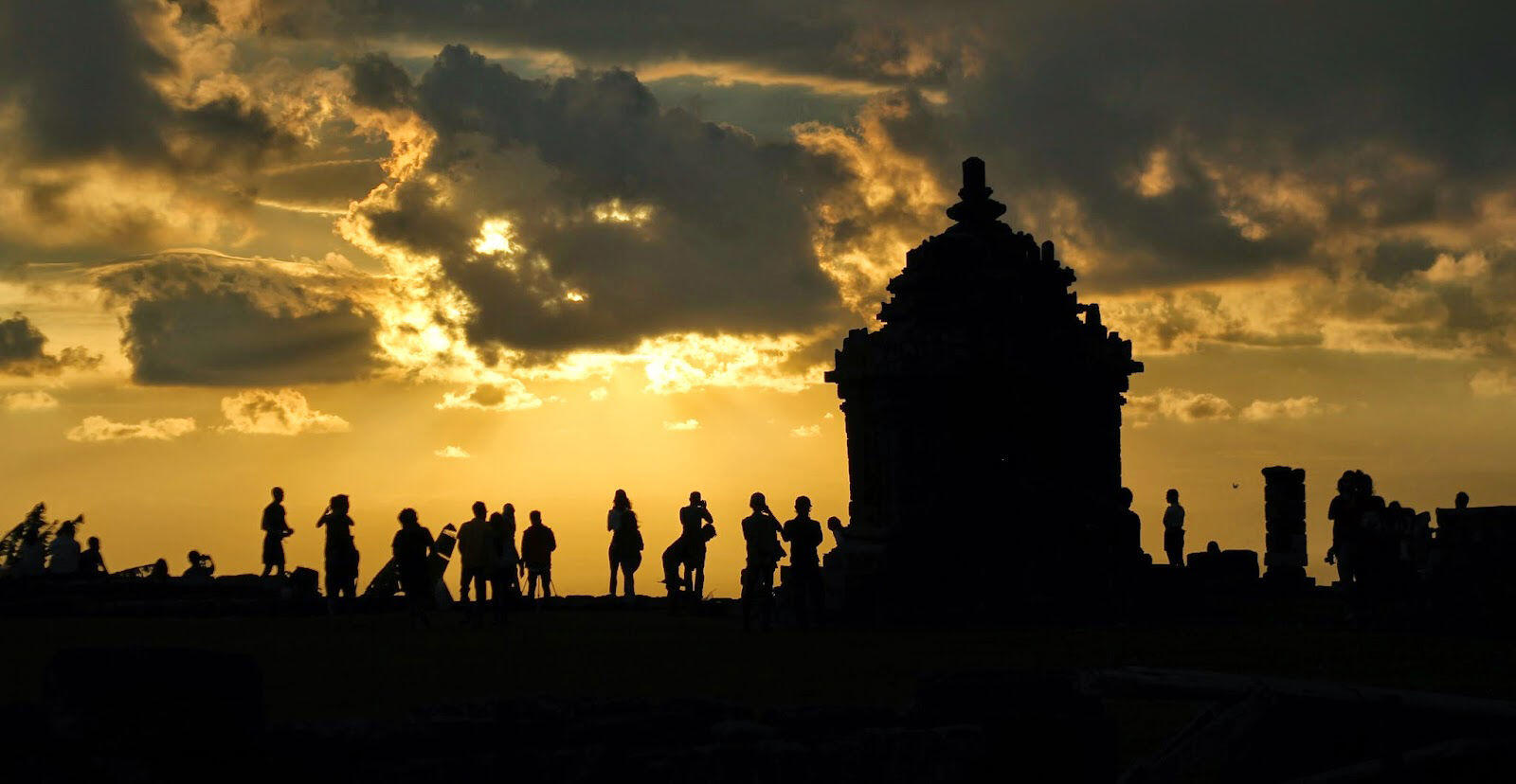 10 Lokasi Terbaik Menikmati Sunset di Indonesia, Memesona Banget!