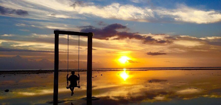 10 Lokasi Terbaik Menikmati Sunset di Indonesia, Memesona Banget!