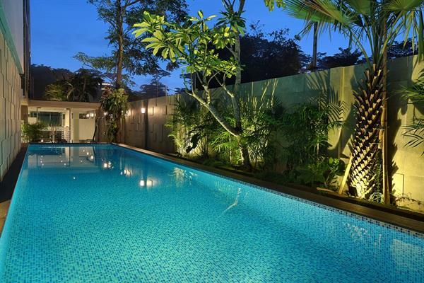 10 Hotel dengan Kolam Renang Terbaik di Jakarta, Pas untuk Staycation
