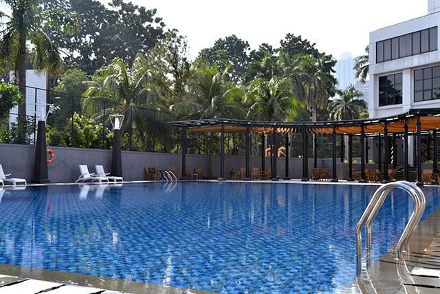 10 Hotel dengan Kolam Renang Terbaik di Jakarta, Pas untuk Staycation