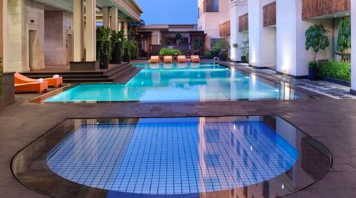 10 Hotel dengan Kolam Renang Terbaik di Jakarta, Pas untuk Staycation