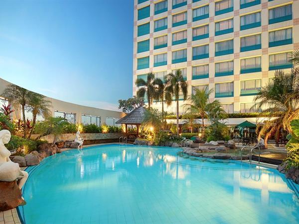 10 Hotel dengan Kolam Renang Terbaik di Jakarta, Pas untuk Staycation