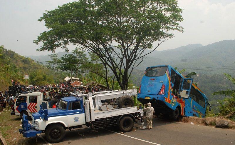 Kurangi Kecelakaan di Jabar, Ridwan Kamil Pasang Road Barrier Tabung