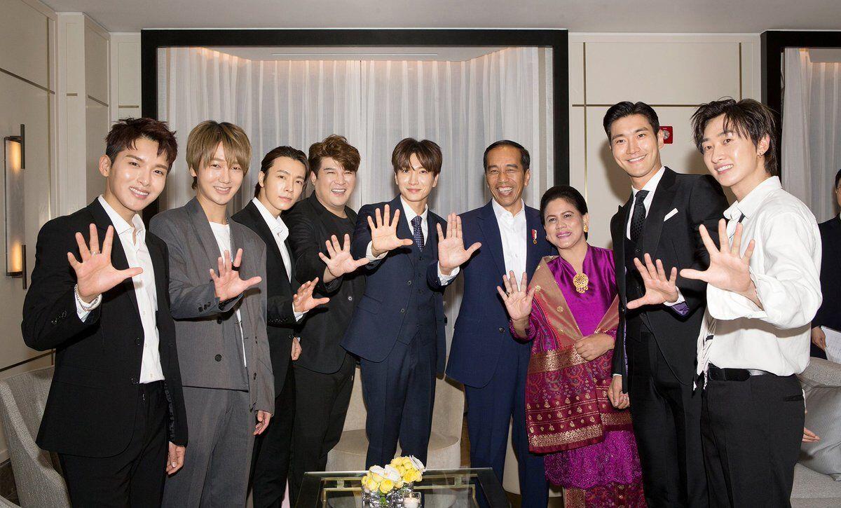 VIDEO: Momen Seru Saat Jokowi dan Super Junior Lakukan Goyang Dayung