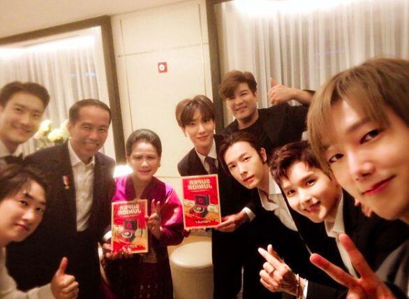 VIDEO: Momen Seru Saat Jokowi dan Super Junior Lakukan Goyang Dayung