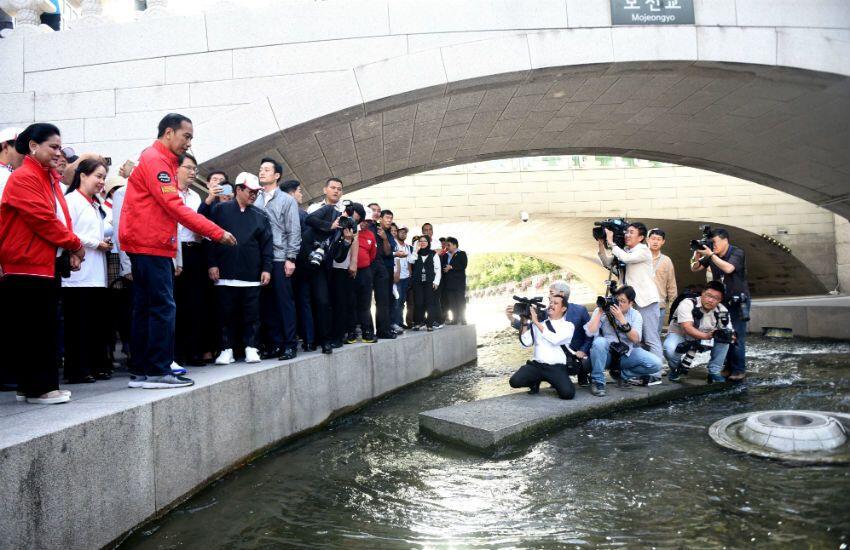 VIDEO: Momen Seru Saat Jokowi dan Super Junior Lakukan Goyang Dayung