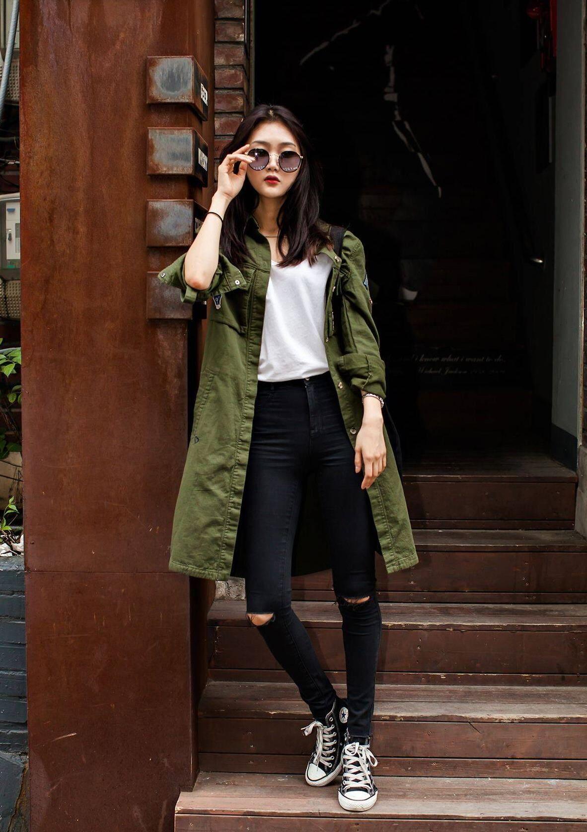 8 Ide Padu Padan Jaket Parka untuk Gaya Kekinian saat Musim Hujan