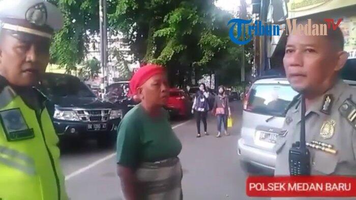 Polisi Sambangi Jukir Viral yg Pamer Celana Dalam&Telanjang Dada, Warganet Kecewa