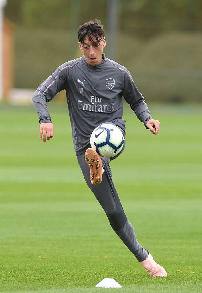 Kece Abis! Ozil latihan Pake Adidas Predator Berwarna Pink