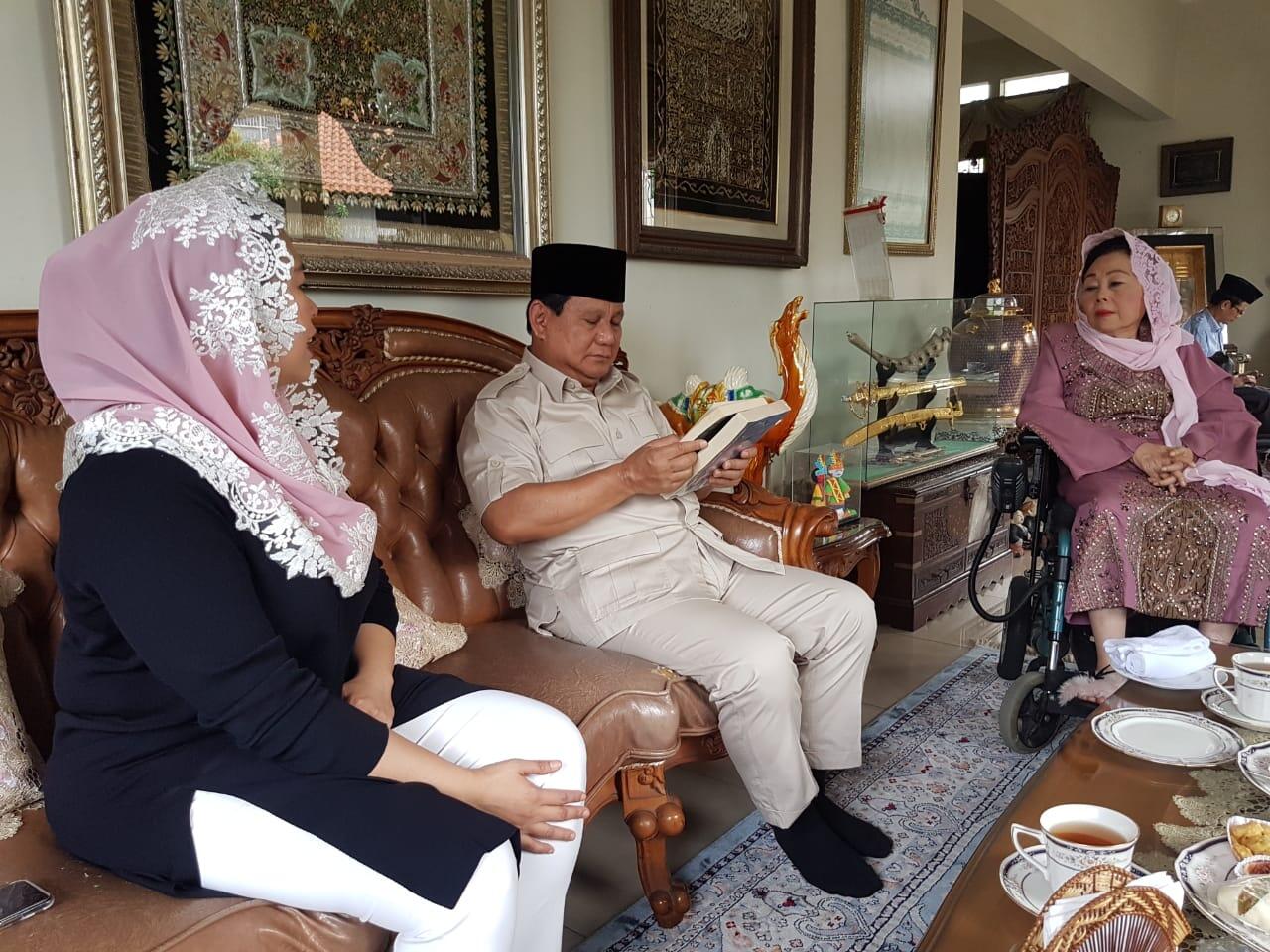 Foto Berbicara Akrabnya Prabowo dengan Keluarga Gus Dur