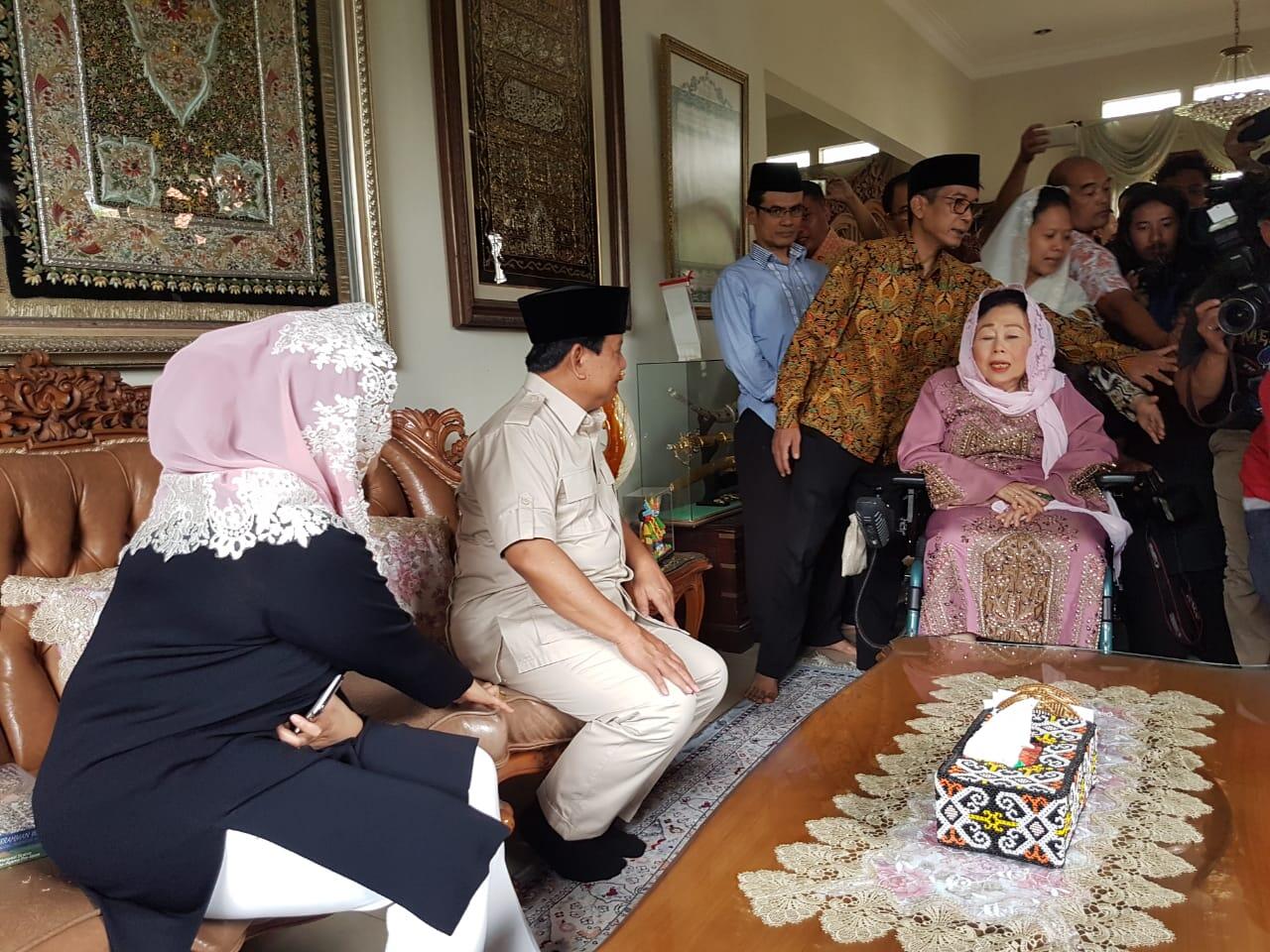 Foto Berbicara Akrabnya Prabowo dengan Keluarga Gus Dur