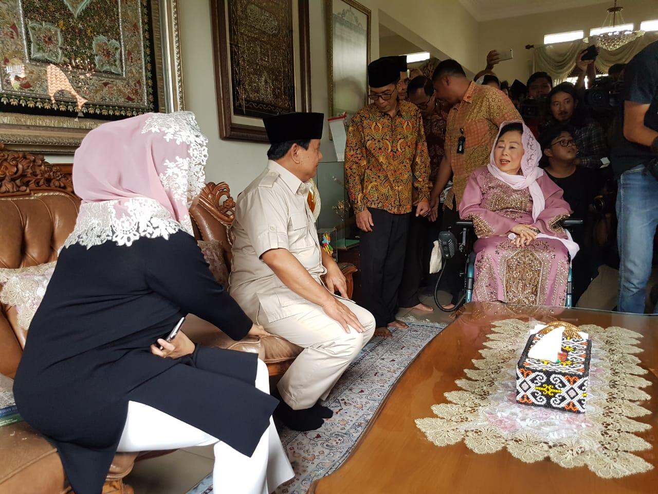 Foto Berbicara Akrabnya Prabowo dengan Keluarga Gus Dur