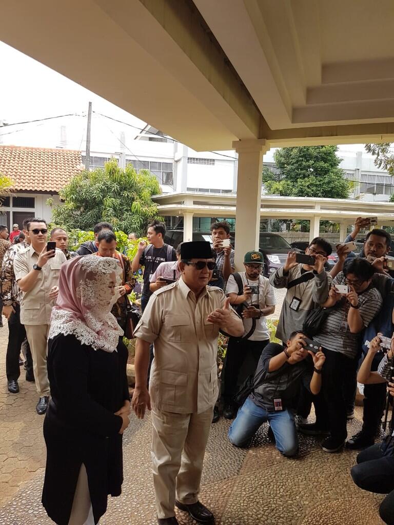 Foto Berbicara Akrabnya Prabowo dengan Keluarga Gus Dur