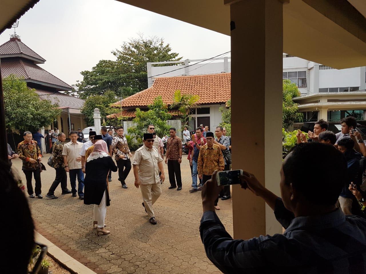 Foto Berbicara Akrabnya Prabowo dengan Keluarga Gus Dur