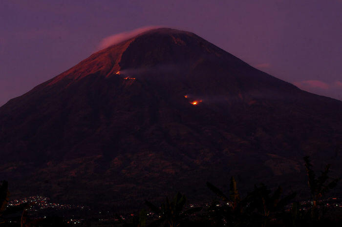 Kebakaran gunung Sindoro-Sumbing dan perkakas misterius