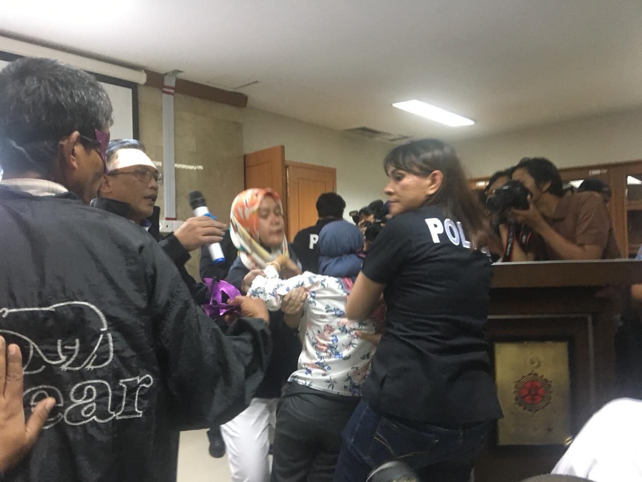 Disiksa Majikan di Malaysia, TKW Ini Akhirnya Bertemu Keluarga Lagi