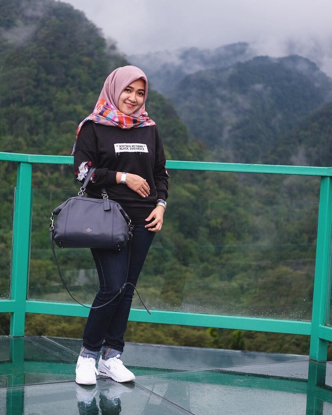 Style Serly Virgiola, Istri Raden Rauf yang Gaya Liburannya Kece Abis