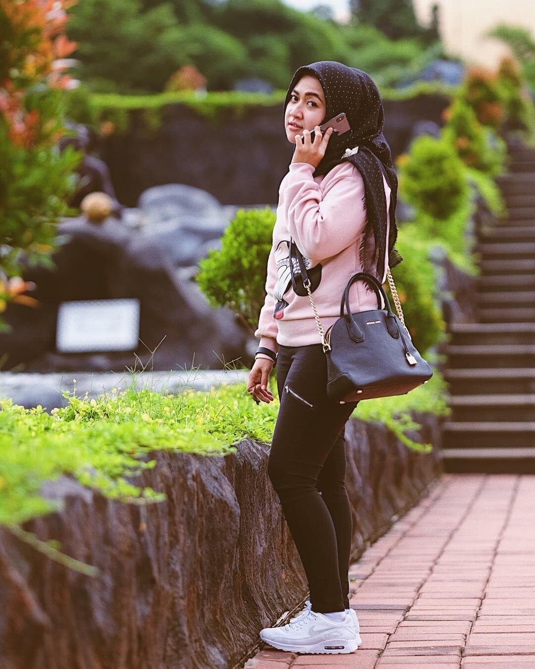 Style Serly Virgiola, Istri Raden Rauf yang Gaya Liburannya Kece Abis