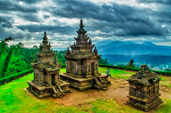 10 Destinasi Ini Punya Mitos Gak Boleh Bawa Pasangan, Berani Coba?