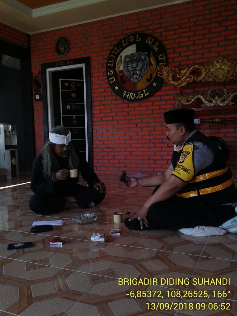 Jalin Silaturahmi, Bhabinkamtibmas Sambangi Padepokan Ciraga Braja Manggala