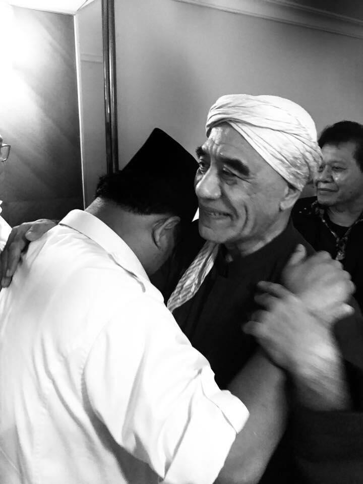 Innalillahi..Prabowo Memeluk Almarhum Kiai Ma'shum Bondowoso