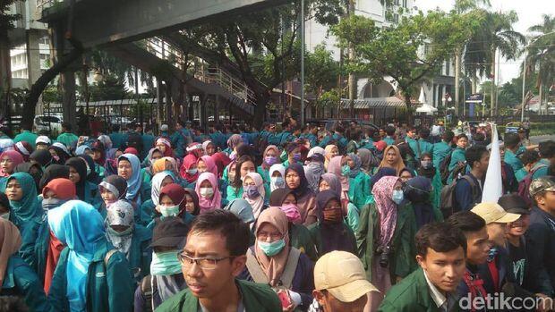 BEM SI Gelar Aksi Bela Rupiah di Kantor Kemenkeu 🔥