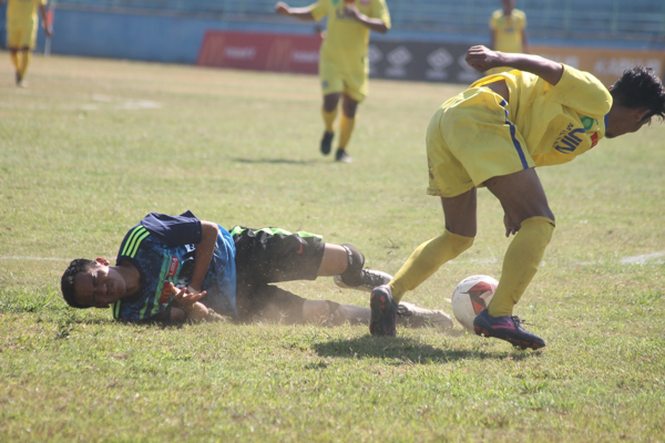 Mengapa permainan sepakbola terbilang kasar ?