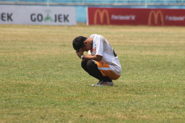 Mengapa permainan sepakbola terbilang kasar ?