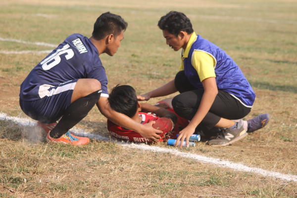 Mengapa permainan sepakbola terbilang kasar ?