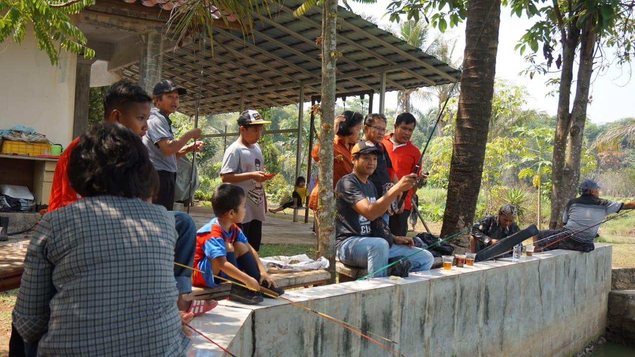 Mancing Santai Bareng Keluarga di Cidokom